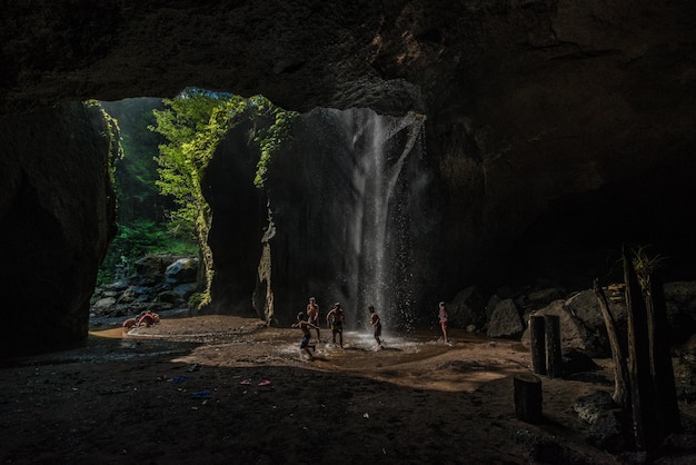 Una bella vista della cascata a Bali Indonesia