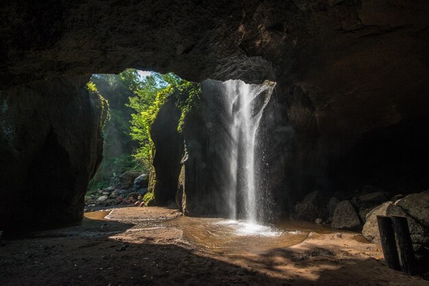 Una bella vista della cascata a Bali Indonesia