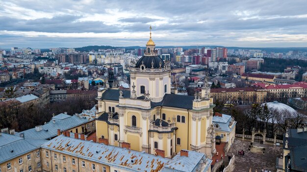 Una bella vista della chiesa con cupole scure e pareti gialle nel mezzo del centro