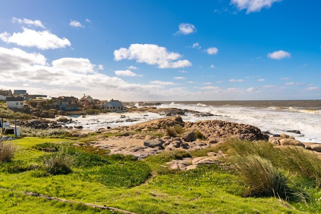 Una bella vista della costa a Punta del Diablo, Rocha, Uruguay