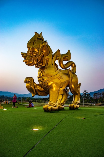Una bella vista della statua dorata di Singha nel parco di Singha Chiang Rai Thailandia