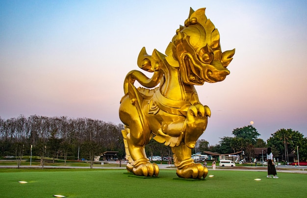 Una bella vista della statua dorata di Singha nel parco di Singha Chiang Rai Thailandia