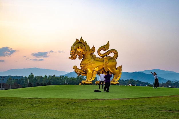 Una bella vista della statua dorata di Singha nel parco di Singha Chiang Rai Thailandia