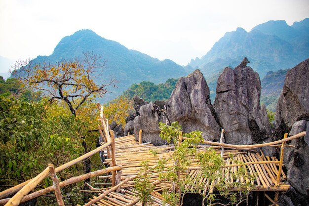 Una bella vista delle montagne nella città di Vang Vieng Laos