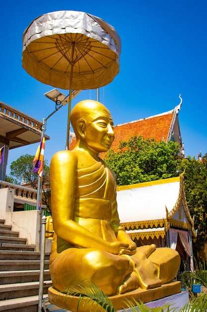 Una bella vista delle statue nel tempio buddista situato a Phnom Penh in Cambogia