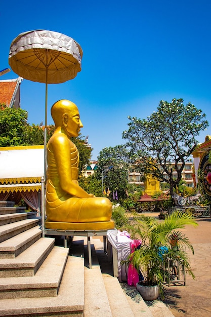 Una bella vista delle statue nel tempio buddista situato a Phnom Penh in Cambogia