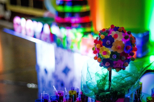 Una bella vista di decorazioni colorate per feste