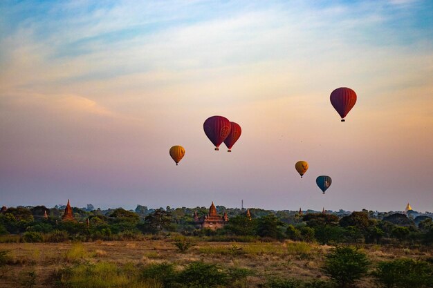 Una bella vista di palloncini nella città di Bagan Myanmar