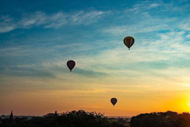 Una bella vista di palloncini nella città di Bagan Myanmar