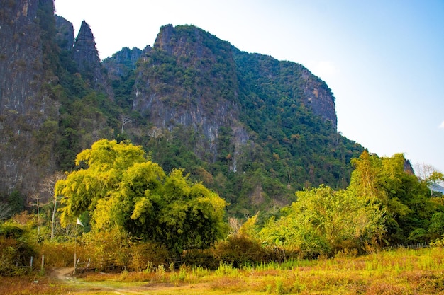 Una bella vista panoramica della città di Vang Vieng situata in Laos