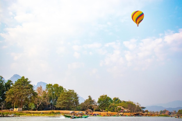 Una bella vista panoramica della città di Vang Vieng situata in Laos