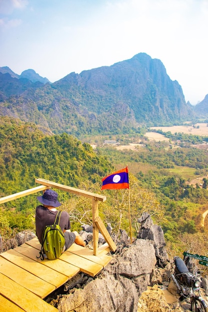 Una bella vista panoramica della città di Vang Vieng situata in Laos