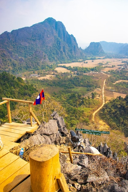 Una bella vista panoramica della città di Vang Vieng situata in Laos