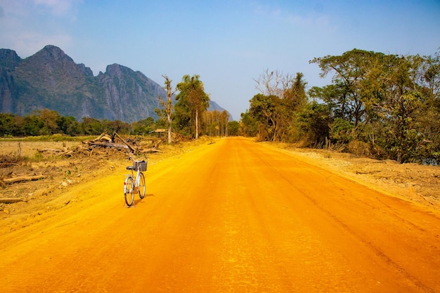 Una bella vista panoramica della città di Vang Vieng situata in Laos