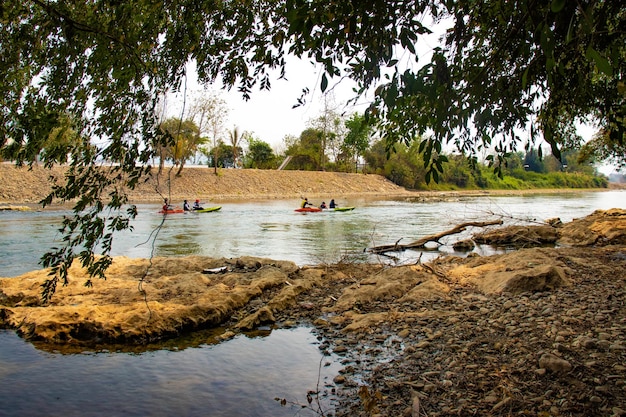 Una bella vista panoramica della città di Vang Vieng situata in Laos