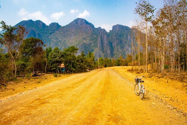 Una bella vista panoramica della città di Vang Vieng situata in Laos