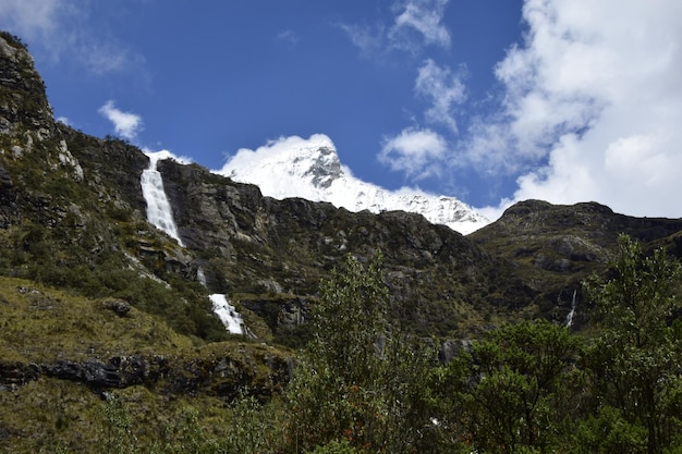 Una bellissima cascata cade da un'alta montagna sulla strada per la Laguna 69 Parco Nazionale Huascaran nelle Sabbie del Perù