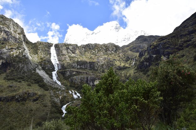 Una bellissima cascata cade da un'alta montagna sulla strada per la Laguna 69 Parco Nazionale Huascaran nelle Sabbie del Perù