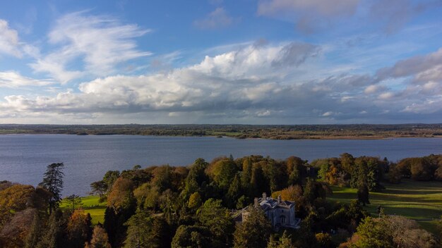 Una bellissima foto aerea autunnale del parco che mostra i colori marrone e verde sugli alberi di Belveder House