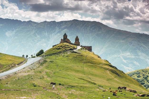 Una bellissima fotografia di paesaggio con le montagne del Caucaso in Georgia