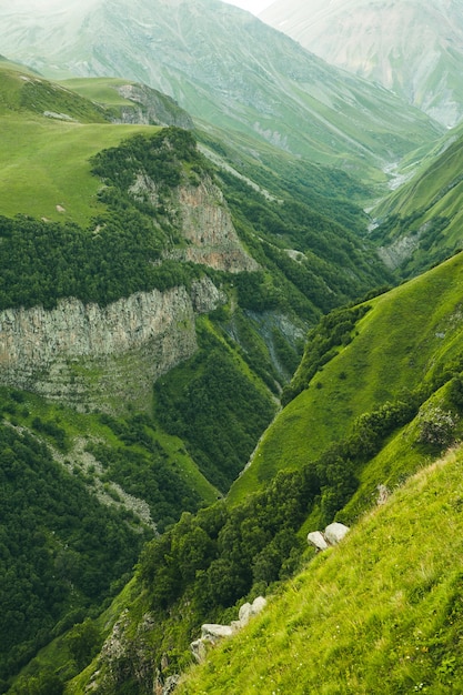 Una bellissima fotografia di paesaggio con le montagne del Caucaso in Georgia