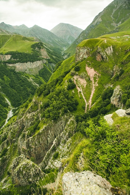 Una bellissima fotografia di paesaggio con le montagne del Caucaso in Georgia