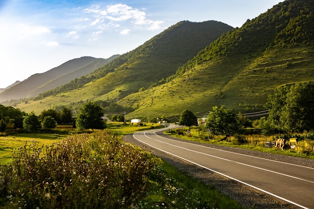 Una bellissima fotografia di paesaggio con le montagne del Caucaso in Georgia