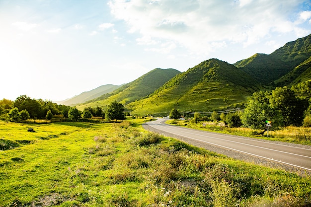 Una bellissima fotografia di paesaggio con le montagne del Caucaso in Georgia