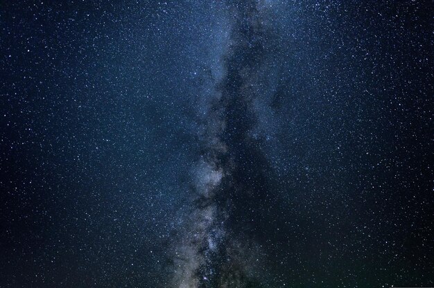 Una bellissima galassia blu con un sacco di stelle