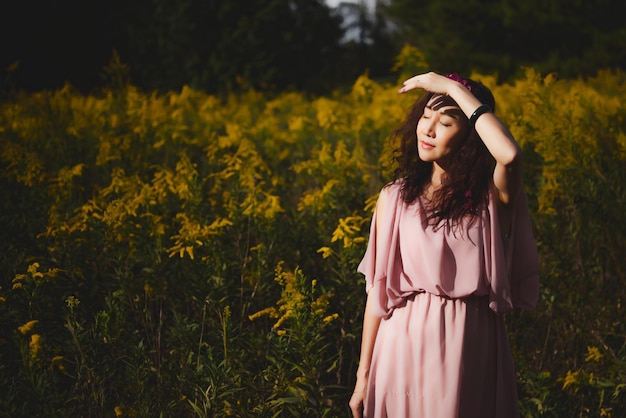 Una bellissima giovane donna in piedi sul campo