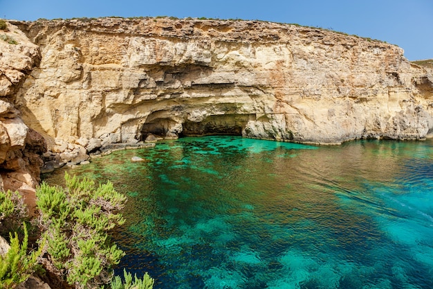 Una bellissima laguna blu con acque turchesi e un'alta costa rocciosa di calcare giallo