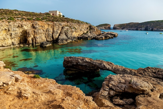 Una bellissima laguna blu con acque turchesi e un'alta costa rocciosa di calcare giallo