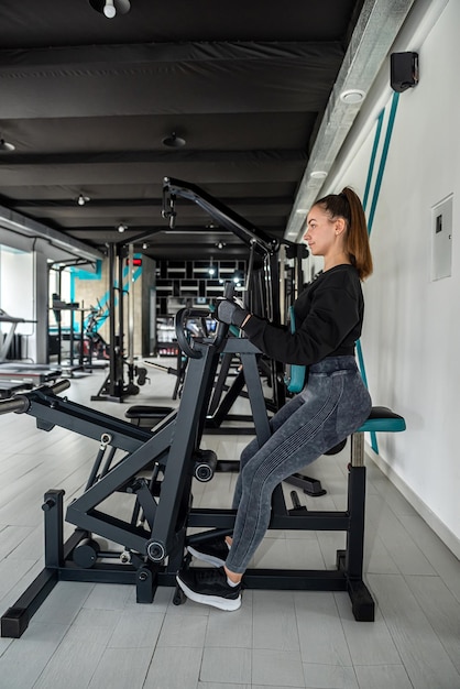 Una bellissima mora si riscalda e fa degli esercizi in palestra