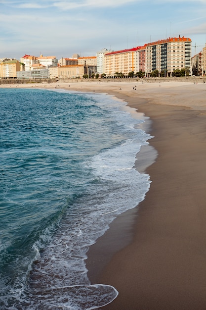 Una bellissima spiaggia in una città nel nord della Spagna