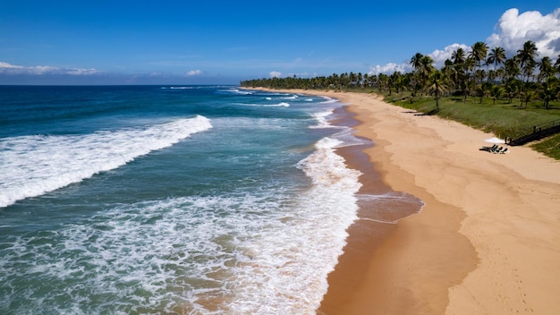 Una bellissima spiaggia, molto ben curata da un resort, offre molte attrattive per tutti i tipi