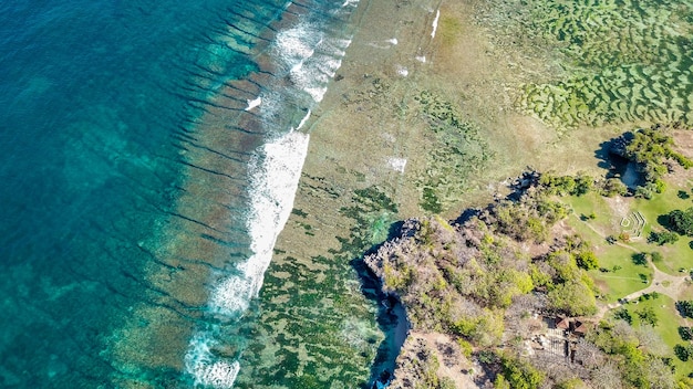 Una bellissima vista con i droni della spiaggia di Nusa Dua a Bali Indonesia