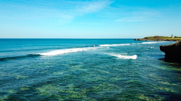 Una bellissima vista con i droni della spiaggia di Nusa Dua a Bali Indonesia