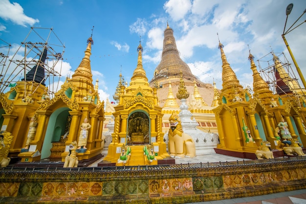 Una bellissima vista dei templi di Shwedagon Padoga situati a Yangon Myanmar