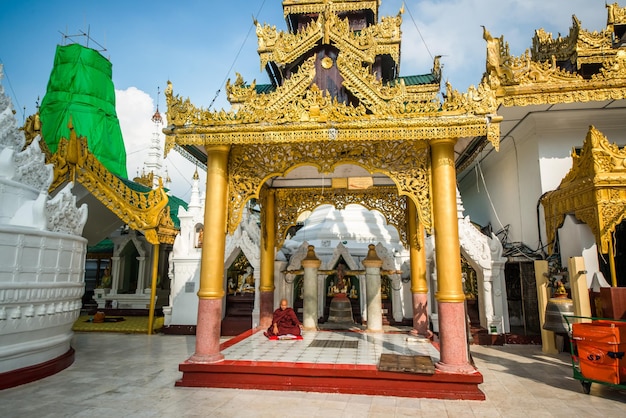 Una bellissima vista dei templi di Shwedagon Padoga situati a Yangon Myanmar