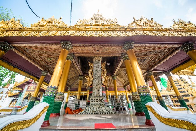 Una bellissima vista dei templi di Shwedagon Padoga situati a Yangon Myanmar