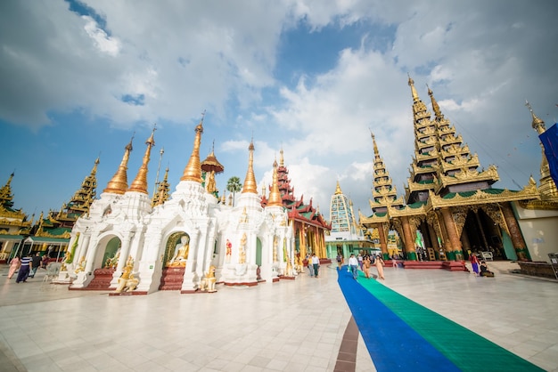 Una bellissima vista dei templi di Shwedagon Padoga situati a Yangon Myanmar