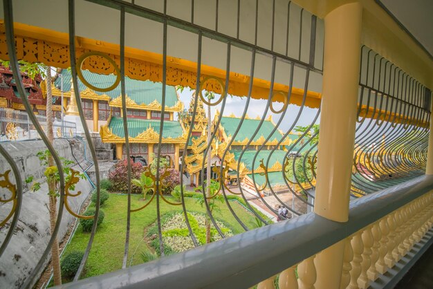 Una bellissima vista dei templi di Shwedagon Padoga situati a Yangon Myanmar