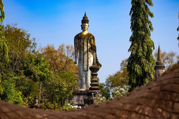 Una bellissima vista del Buddha Park situato a Nong Khai Thailandia