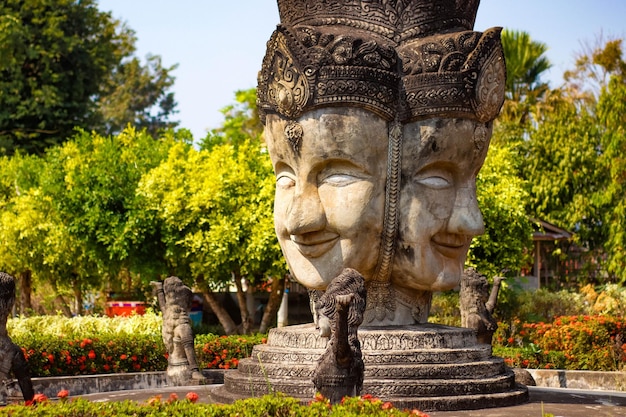 Una bellissima vista del Buddha Park situato a Nong Khai Thailandia