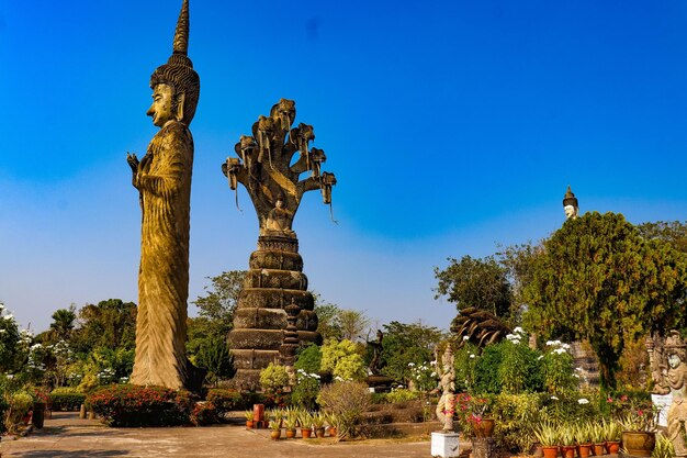 Una bellissima vista del Buddha Park situato a Nong Khai Thailandia