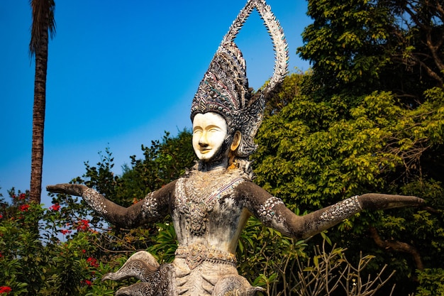 Una bellissima vista del Buddha Park situato a Vientiane Laos