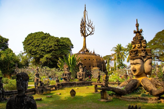 Una bellissima vista del Buddha Park situato a Vientiane Laos