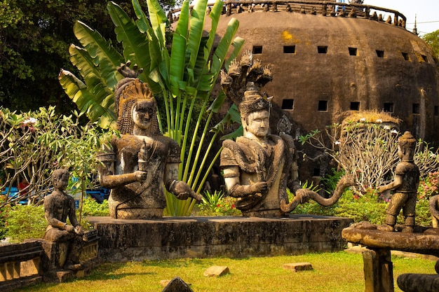 Una bellissima vista del Buddha Park situato a Vientiane Laos