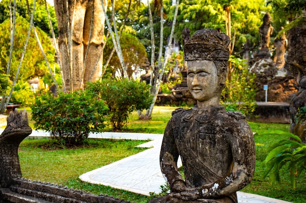 Una bellissima vista del Buddha Park situato a Vientiane Laos