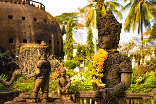 Una bellissima vista del Buddha Park situato a Vientiane Laos